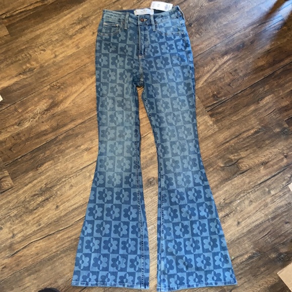 NWT Hollister Flower Curvy Hight Rise Flare - Size 3R - Picture 2 of 3